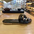Sandalo basso in vernice nera con fibbia decorativa a catena dorata molto elegante. - 36 / Nero