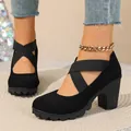 Detalle elegante de zapatos negros con tacón grueso, correas cruzadas y suela plataforma - 35 / Negro