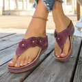 Chanclas de cuña moradas para mujer con adornos florales y detalles calados. - Burdeos
