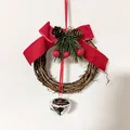 Nahaufnahme eines Weihnachtskranzes mit roter Samtschleife und silberner Glocke - Stil D / Durchmesser 12cm