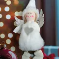 Handgefertigter weißer Plüsch-Weihnachtsengel mit silbernen Flügeln und hängenden Beinen - Weißer Karierter Sitzender Engel Stil (K-C063)