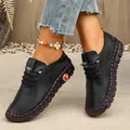 Cómodos zapatos informales de cuero negro cosidos a mano para mujer con logo TBO. - Negro