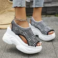 Detailansicht von Keilsandalen für Damen mit dicker Sohle und atmungsaktivem Strickobermaterial - Grau