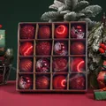 Close-up van een 16-pack 6 cm gemengde rode kerstballen set in een decoratieve geschenkdoos. - 16 Stuks Verpakking / Rood