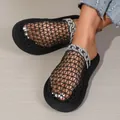 Vue détaillée de mules noires en résille avec chaîne en strass et semelle épaisse confortable - 36 / Style Chaîne en Strass (C56) / Noir