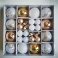 44-teiliges Set Weihnachtsbaumkugeln in Gold und Weiß im weißen Geschenkkarton - 44 Stück Packung / Platin