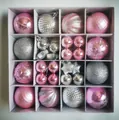 Sortierte rosa und silberne Weihnachtskugeln in einer unterteilten Geschenkbox - 44 Stück Packung / Rosa Silber
