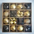 44-teiliges Weihnachtsdekorationsset mit schwarzen und goldenen Kugeln im Karton - 44 Stück Packung / Schwarz & Gold