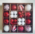 Set mit 44 roten und weißen Christbaumkugeln in einer dekorativen 16-Fächer-Geschenkbox - 44 Stück Packung / Rot Weiß Stil 1
