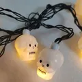 Halloween LED-Lichterkette mit leuchtenden weißen Totenköpfen für die Party-Dekoration. - Skelett-Lichterkette