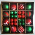 Sortiment an roten und grünen Weihnachtskugeln in einer Geschenkbox aus Kraftpapier - 44 Stück Packung / Rot und Grün