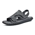Detailansicht der grauen Herren-Sandalen mit Schnalle, rutschfester Sohle und Walkin-Logo - 38 / Grau