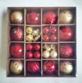 Set mit 44 festlichen roten und goldenen Weihnachtskugeln und Sternen in einer Geschenkbox. - 44 Stück Packung / Rot-Gold