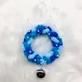 Primo piano di ghirlanda natalizia blu fatta a mano con campanello d'argento - Taglia L / Blu