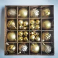 Exquisites 44-teiliges goldenes Weihnachtsornament-Set mit verschiedenen Kugeln. - 44 Stück Packung / Gold