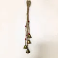 Detailansicht von rustikalen Vintage-Metallglocken an einem geknoteten Juteseil mit roten Perlen - Rote Perle Dekor Stil (Stil 2)