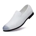 Elegante weiße Herren-Loafer zum Reinschlüpfen mit markanter Flechtstruktur. - 38 / Weiß