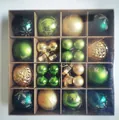 Deko-Set mit 44 grünen und goldenen Weihnachtskugeln in einer Geschenkverpackung - 44 Stück Packung / Gold Dunkelgrün