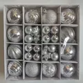 44-teiliges silbernes Weihnachtsdeko-Set in einer Geschenkbox mit diversen Texturen. - 44 Stück Packung / Silbernadel