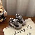 Detaillierte Nahaufnahme grauer Wildleder-Sneaker für Kleinkinder mit weicher Gummisohle. - 22 / Innenlänge 14.6cm / Grau