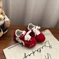 Rote Kleinkindersportschuhe mit weißen Schnürsenkeln und Karomuster auf Holzhintergrund. - 22 / Innenlänge 14.6cm / Rot