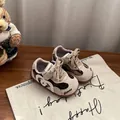 Detailansicht von beige-braunen Kinder-Sportschuhen mit Karomuster auf einem gemütlichen Tisch. - 22 / Innenlänge 14.6cm / Khaki