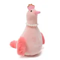 Vista detallada de un suave pollito de peluche rosa con un elegante collar de perlas - Pollo Rosa / 10x12x15cm