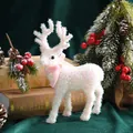 Makroansicht einer weißen Glitzer-Rentierfigur mit rosa Samtschleife für Weihnachtsdeko - Weißes Rentier Rosa Schleife (Extra Groß)