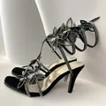 Seitenansicht eleganter schwarzer High-Heel-Sandalen mit Strass und Schmetterling. - 34 / Schwarz