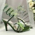 Elegante grüne Satin-Heels mit Schmetterlings-Strass-Wickelriemen und eckiger Zehenpartie. - 34 / Grün