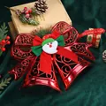 Vista dettagliata della campana di Natale rossa traforata con fiocco Babbo Natale - 28*36cm / Rosso