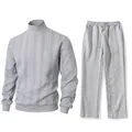 Vista dettagliata del set maglione e pantaloni in maglia grigia da uomo a collo alto - Taglia S / Top E Pantaloni / Grigio chiaro