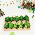 Set mit 10 grünen Kleeblatt-Anhängern für die St. Patrick's Day Partydekoration - Kleeblatt-Kombinationsstil / 10er Pack