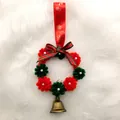 Primo piano di ornamento ghirlanda di Natale fatto a mano con fiocco rosso e campanello - Stile 5 / Diametro circa 11cm