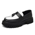 Detailansicht der schwarz-weißen Plateau-Loafer für Herren mit stilvollen Quasten-Details - 38 / Weiß