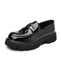 Detailansicht Herren Slipper aus schwarzem Lackleder mit Quasten und Profilsohle - 38 / Schwarz Lackleder-Optik
