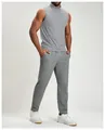 Vue corps entier homme en gilet de sport sans manches gris à séchage rapide et pantalon. - S / Hauts / Gris clair