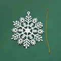 Gedetailleerd overzicht van wit plastic sneeuwvlokornament met een gouden koord. - 10CM (3 Stuks/Verpakking) / Wit
