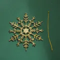 Detailweergave van een glinsterende gouden sneeuwvlok kerstversiering met ophangkoord. - 10CM (3 Stuks/Verpakking) / Goud