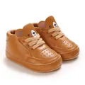 Vue détaillée de baskets bébé en cuir marron à motif d'ours pour garçons de 6 à 12 mois. - Brun Foncé