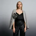 Dettaglio del blazer grigio con grande decorazione floreale 3D e taglio elegante - Taglia S / Top / Grigio
