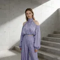 Elegantes lila Neckholder-Top mit passender weit geschnittener Hose in industrieller Umgebung - S / Oberteil Und Unterteil / Lila