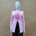 Vista dettagliata di un blazer rosa con un grande fiore in tessuto 3D decorativo. - Taglia S / Top / Rosa
