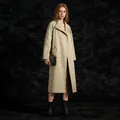 Vista a figura intera di un classico trench lungo beige da donna in uno studio professionale - Taglia unica / Top / Kaki