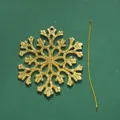 Detailansicht eines goldenen glitzernden Schneeflocken-Ornaments mit Schnur - 10CM (3 Stück/Packung) / Mehrfarbig
