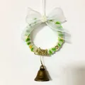 Ghirlanda natalizia fatta a mano con fiocco in nastro bianco e campana vintage - Stile 2 / Diametro circa 9.5cm