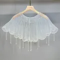 Detailweergave van elegante witte mesh sjaal met parels en kwastjes voor avondjurken - Wit