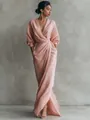 Élégante robe longue rose à col en V avec taille ceinturée et manches longues - S / Robes / Rose