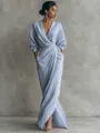 Détail du drapé élégant et du design cache-cœur de la robe longue bleu clair - S / Robes / Bleu ciel