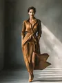 Vue détaillée d'une robe longue de style français avec col chemise et ceinture en lin. - XS / Robes / Brun Foncé